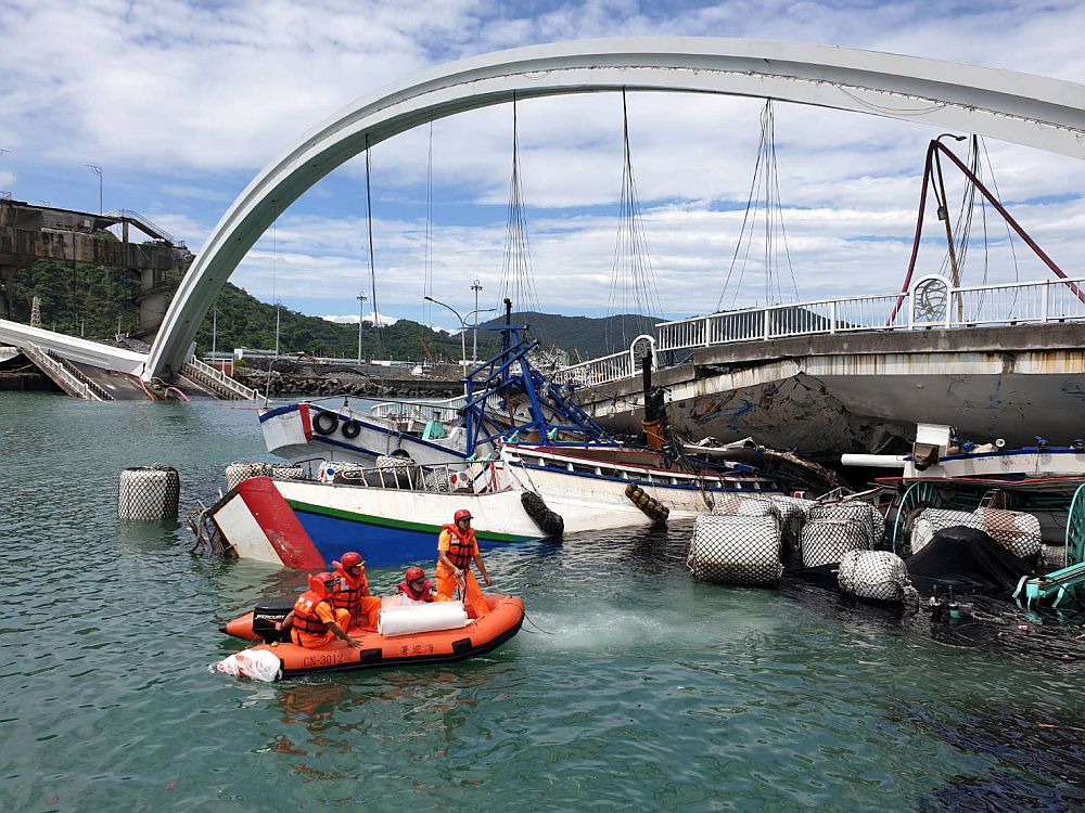 Огромен мост рухна в Тайван, има жертви и изчезнали