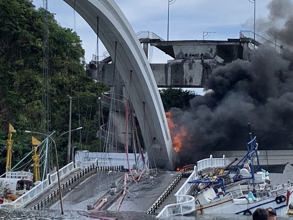 Огромен мост рухна в Тайван, има жертви и изчезнали