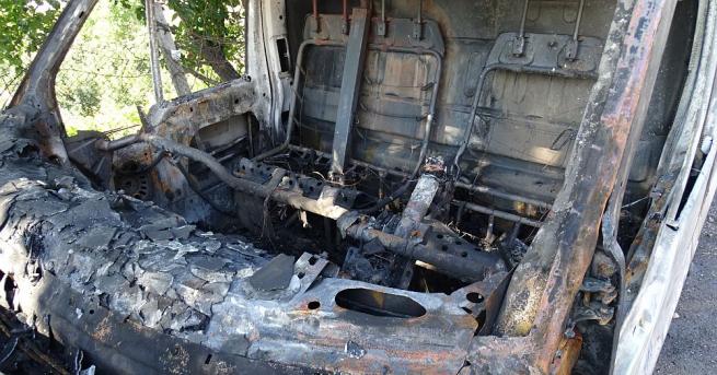 Два леки автомобила изгоряха при пожар в Кресна съобщиха от