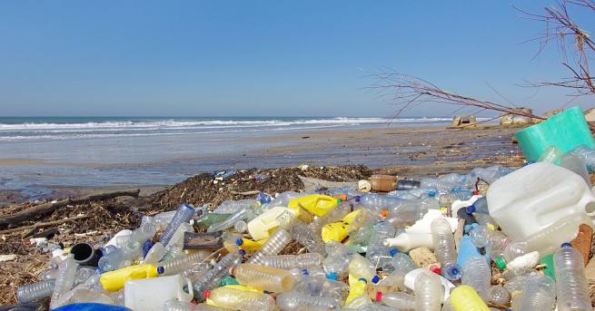 Система за почистване на океана започна да събира пластмасови боклуци