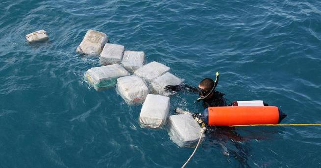 Трима заподозрени контрабандисти на наркотици оцеляха в гъмжащи от акули