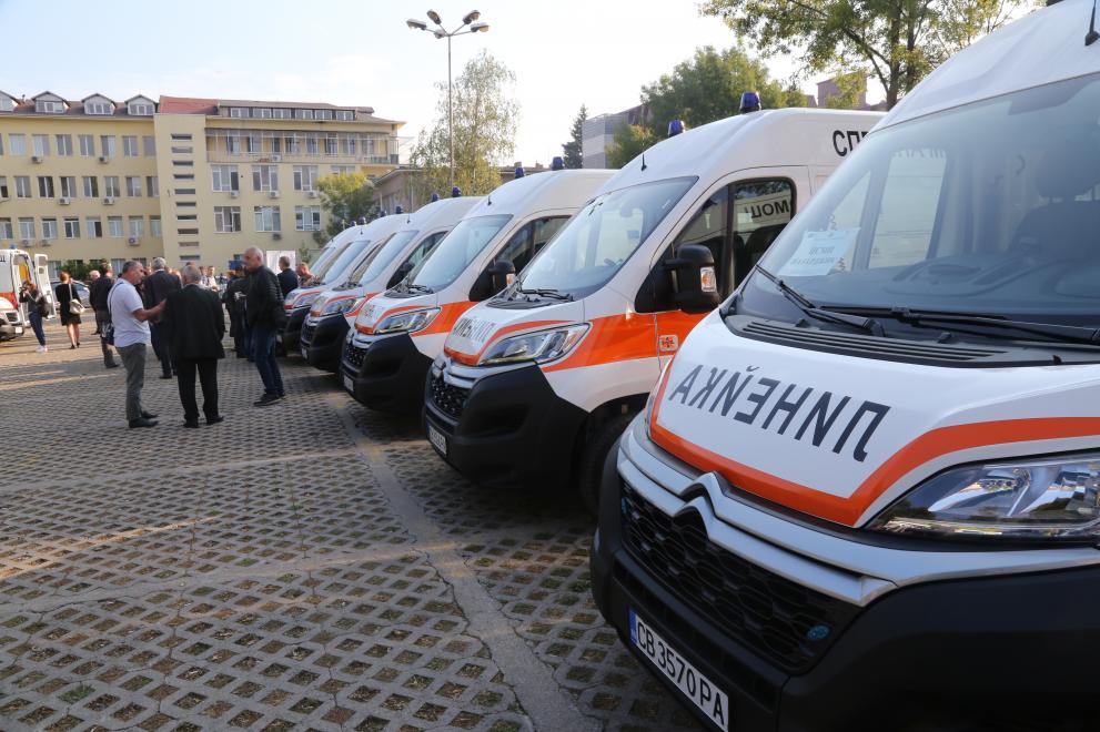 Министърът на здравеопазването Кирил Ананиев връчи ключовете на 25 нови линейки