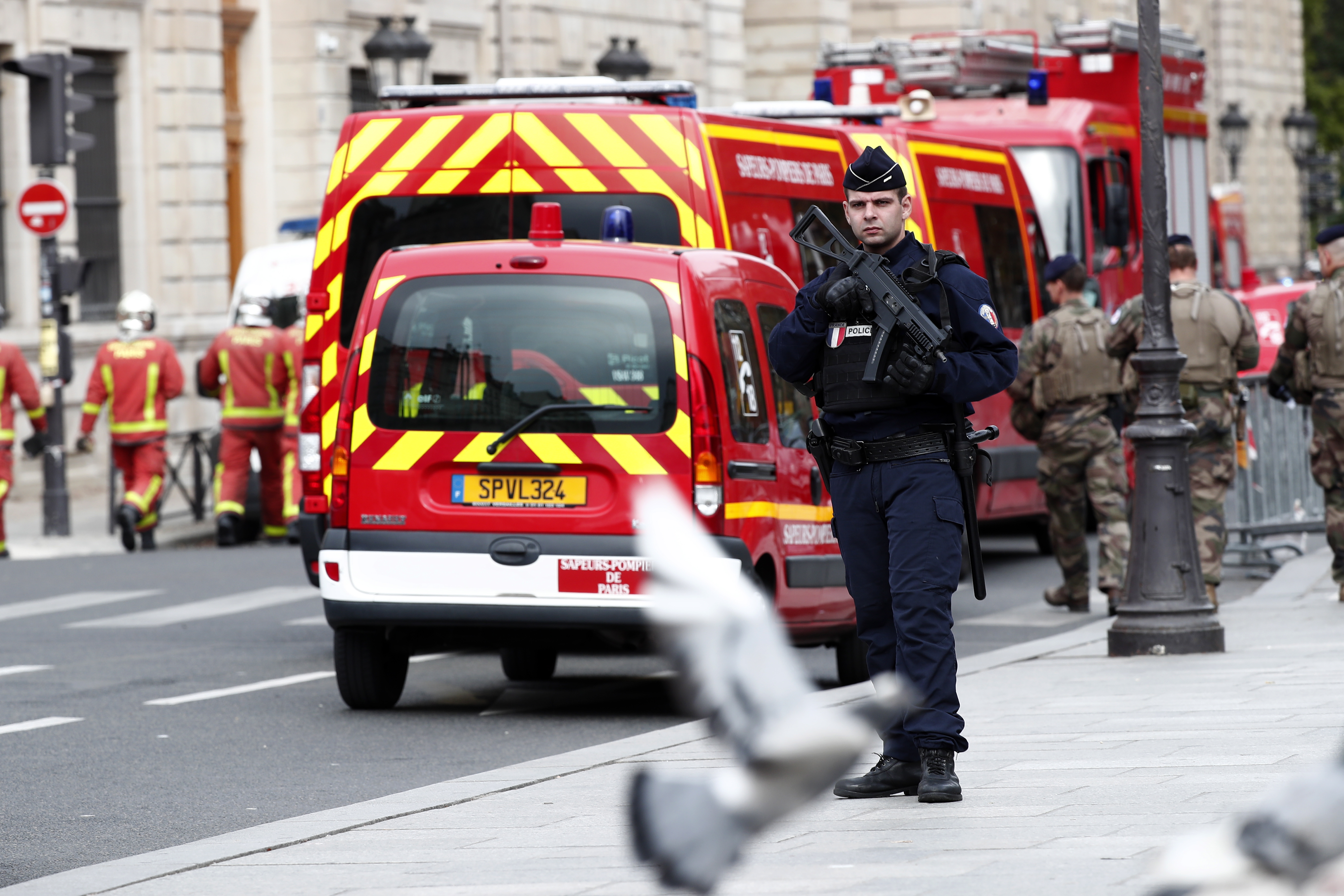 Мъж с нож беше застрелян от френската полиция, след като нападна служители пред централното полицейско управление в Париж.