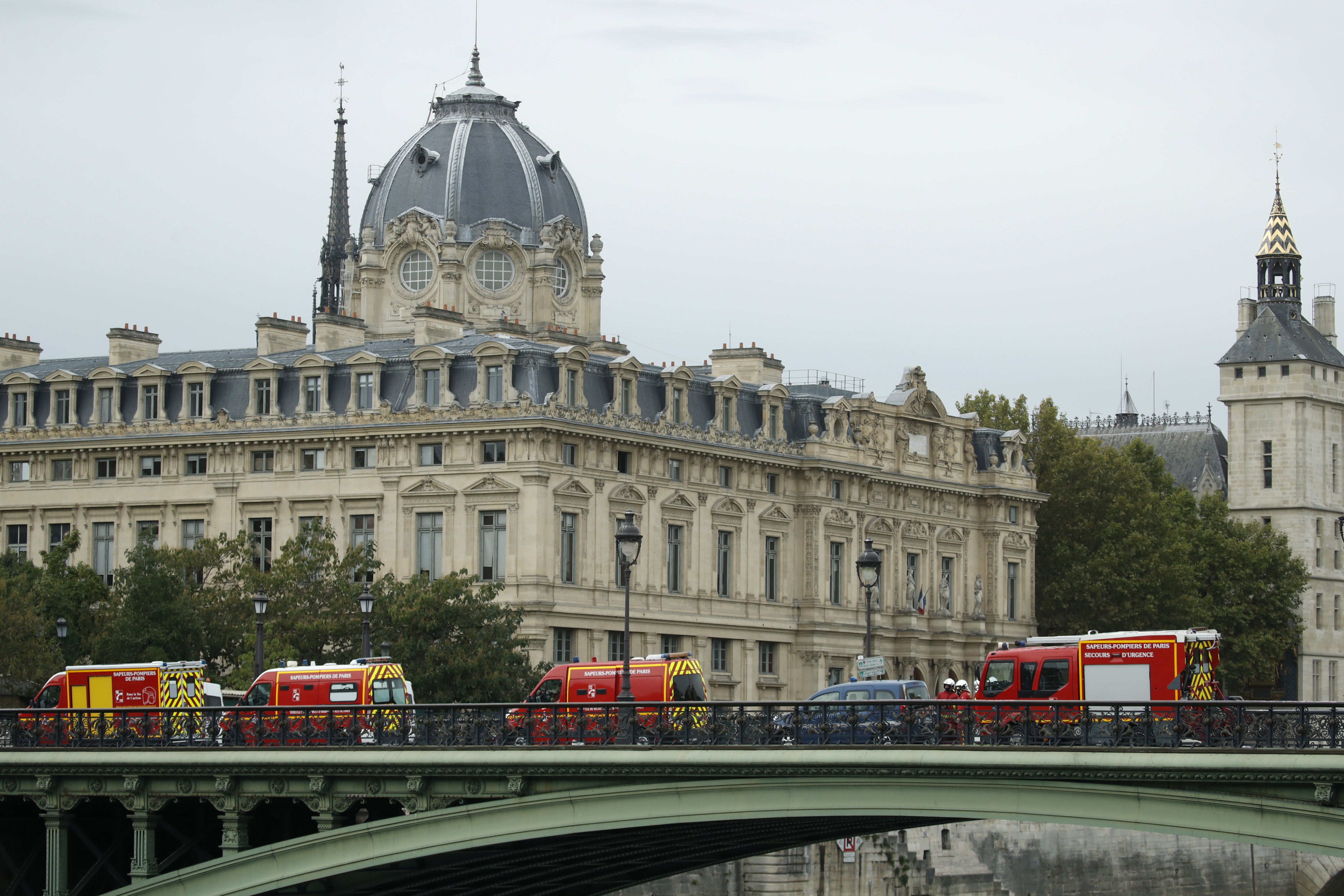 Мъж с нож беше застрелян от френската полиция, след като нападна служители пред централното полицейско управление в Париж.