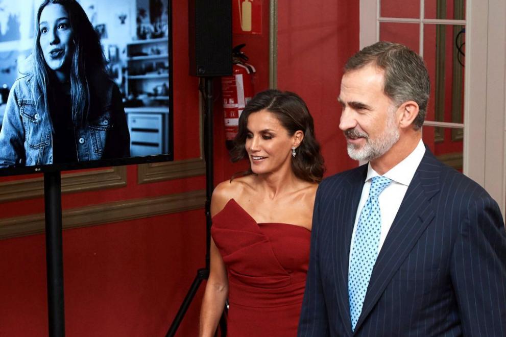  Испанската кралица на 30-годишнината на вестник Ел Мундо избра тоалет с голи плещи 