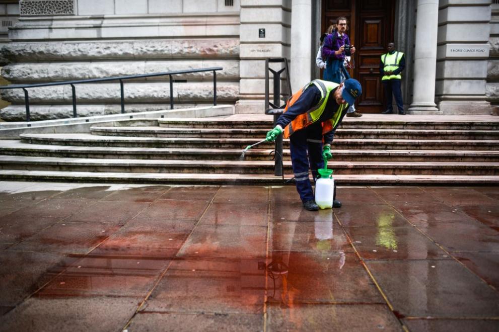 екоактивисти Лондон фалшива кръв