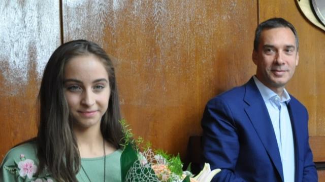 Златното момиче Стефани Кирякова с парична награда от Община Бургас