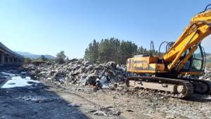 разчистване на обгорелите отпадъци