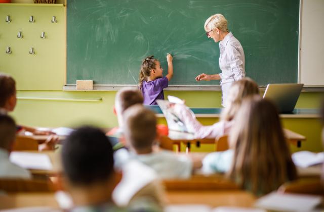 Защо пенсионирани учители не получават увеличените си със задна дата