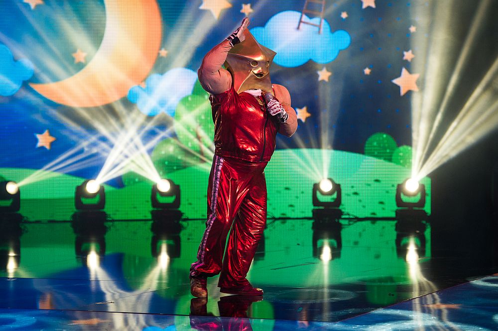 Маскираният певец