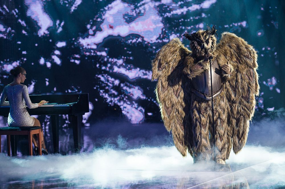 Маскираният певец