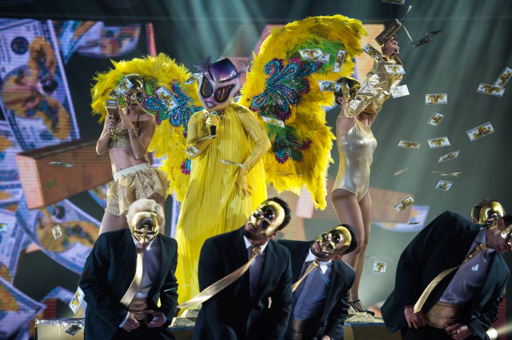 Маскираният певец