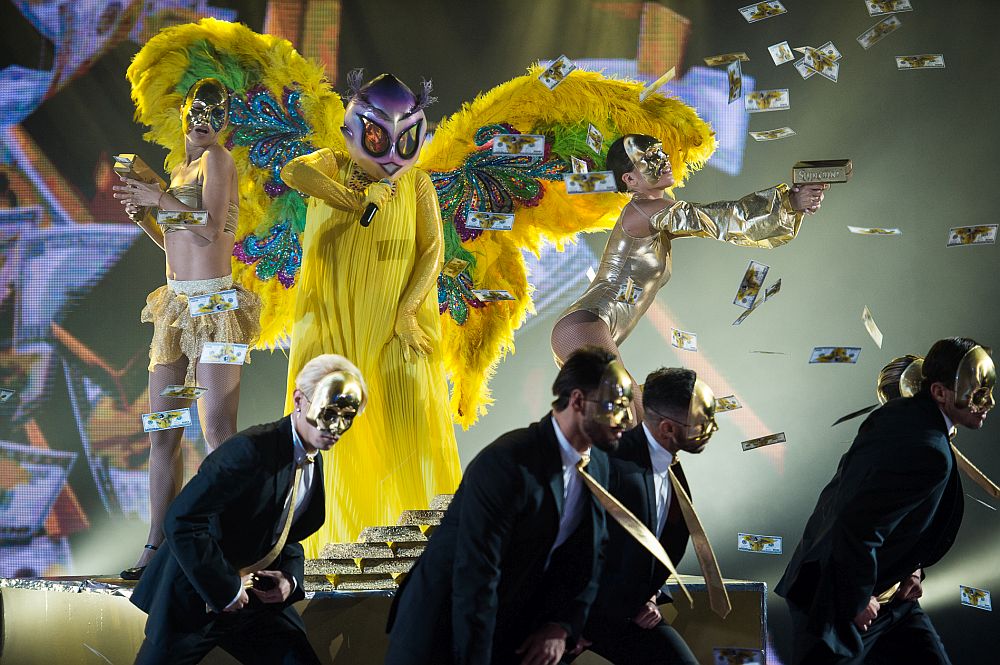 Маскираният певец