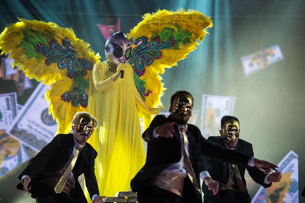 Маскираният певец