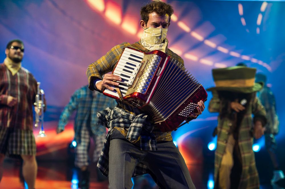 Маскираният певец