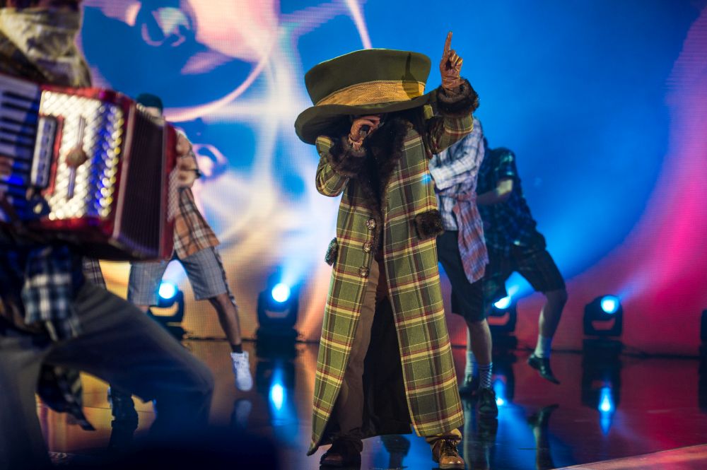 Маскираният певец