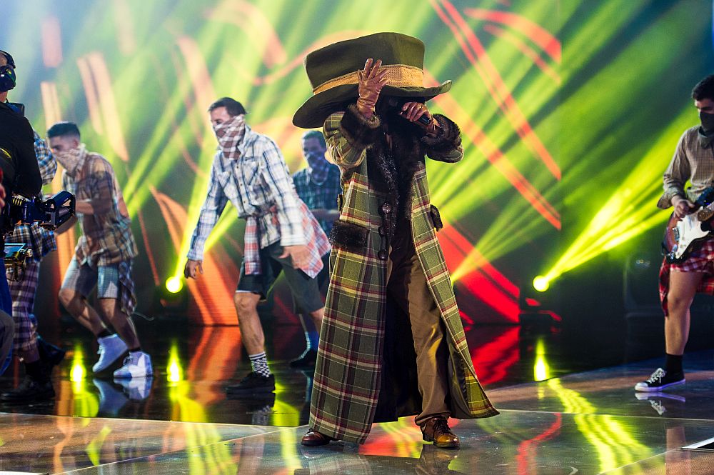 Маскираният певец