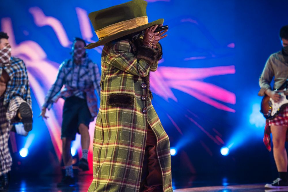 Маскираният певец