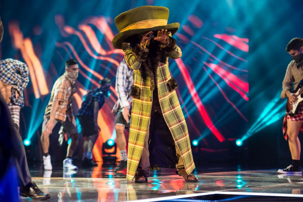 Маскираният певец