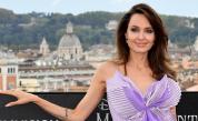  Анджелина Джоли театралничи гола за Harper`s Bazaar 