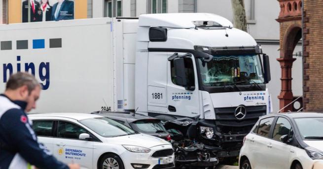 Властите в Германия разглеждат инцидента с премазаните от камион автомобили