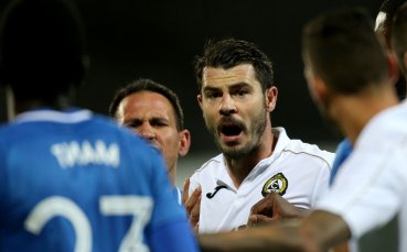 Българският футболист Галин Иванов говори пред медиите в началото на