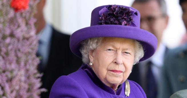 Любопитно Жена рисува портрети на кралицата с гърдите си СНИМКИ