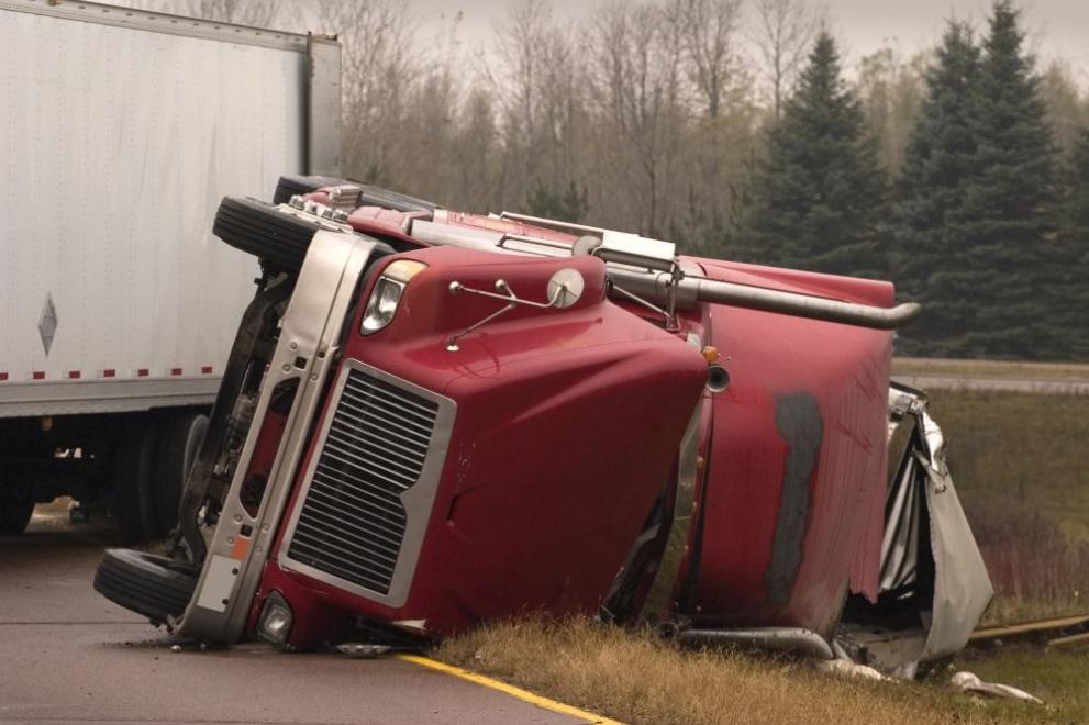 Катастрофирал камион стои повече от седмица на АМ Тракия. Превозното средство се
