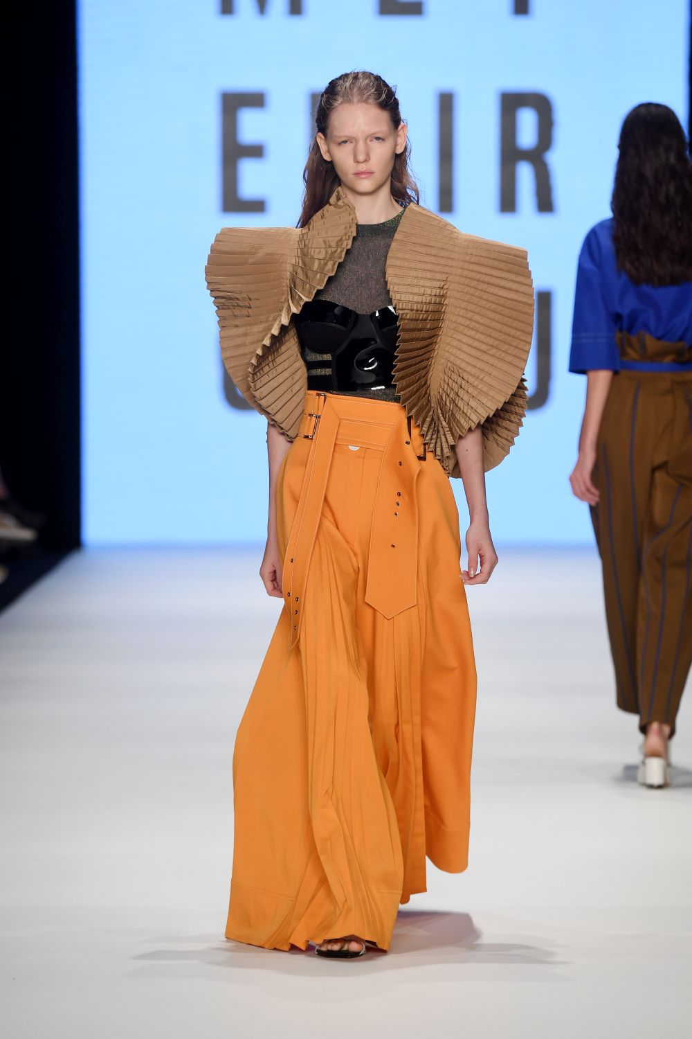 Топли цветове, шарени десени и много екзотика в Седмицата на модата в Истанбул.