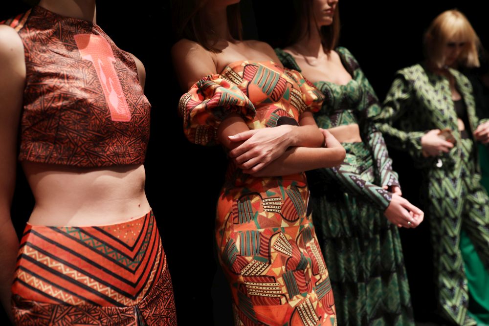 Топли цветове, шарени десени и много екзотика в Седмицата на модата в Истанбул.