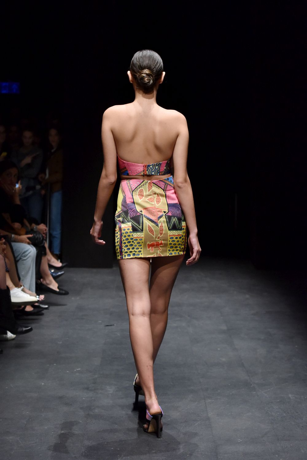 Топли цветове, шарени десени и много екзотика в Седмицата на модата в Истанбул.