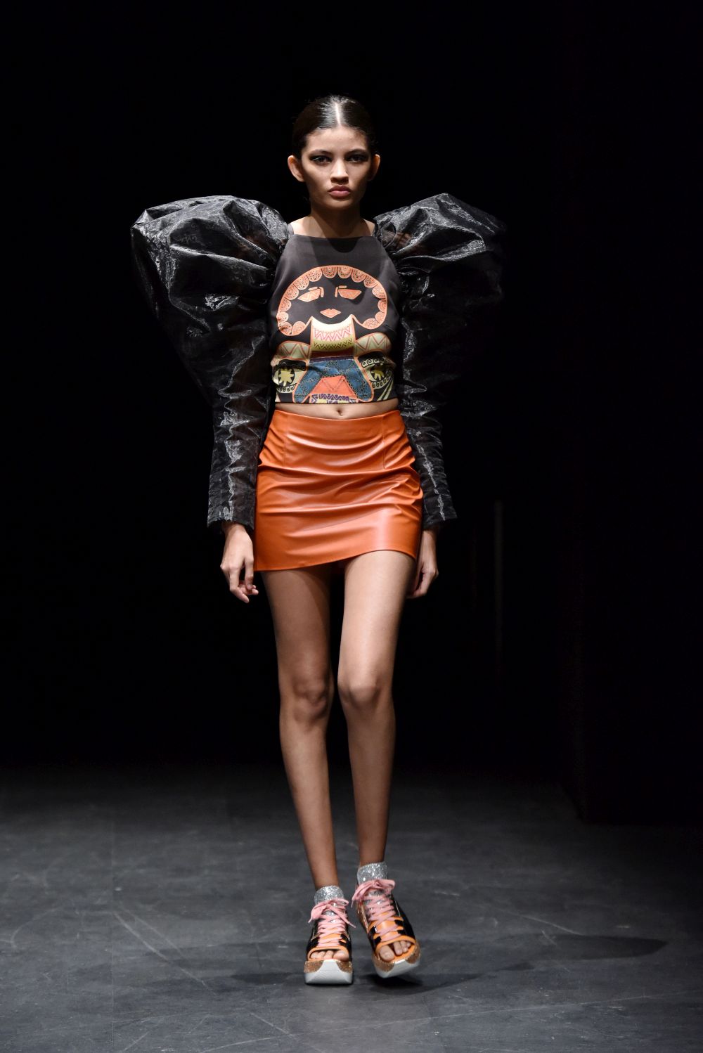 Топли цветове, шарени десени и много екзотика в Седмицата на модата в Истанбул.