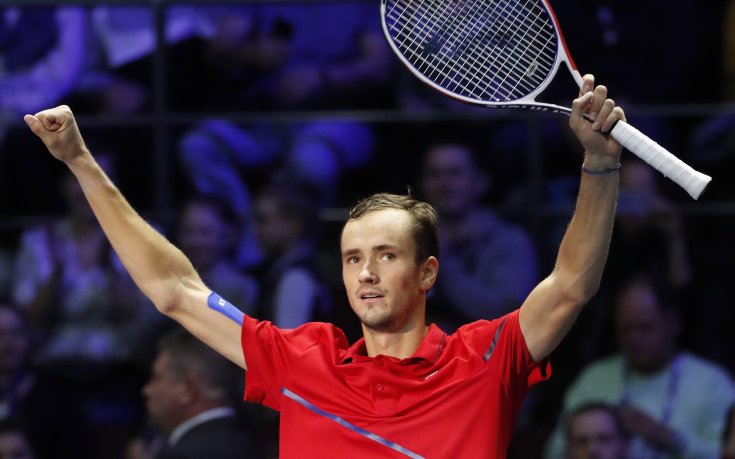 Медведев намери място сред най-добрите четирима в Шанхай