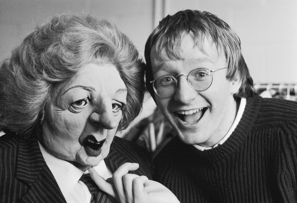 Дори мъж се е превъплъщавал в Маргарет Тачър - Стив Налън в телевизионното куклено шоу „Spitting Image”, излъчвано във Великобритания от 1984 до 2014 г.