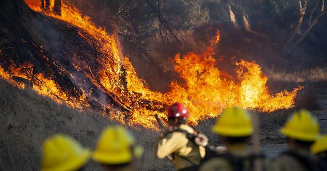 Пожарите в Южна Калифорния причиниха смъртта на двама души Над
