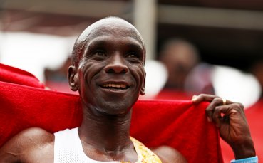 Елиуд Кипчоге стана първият мъж в света който завършва маратонско