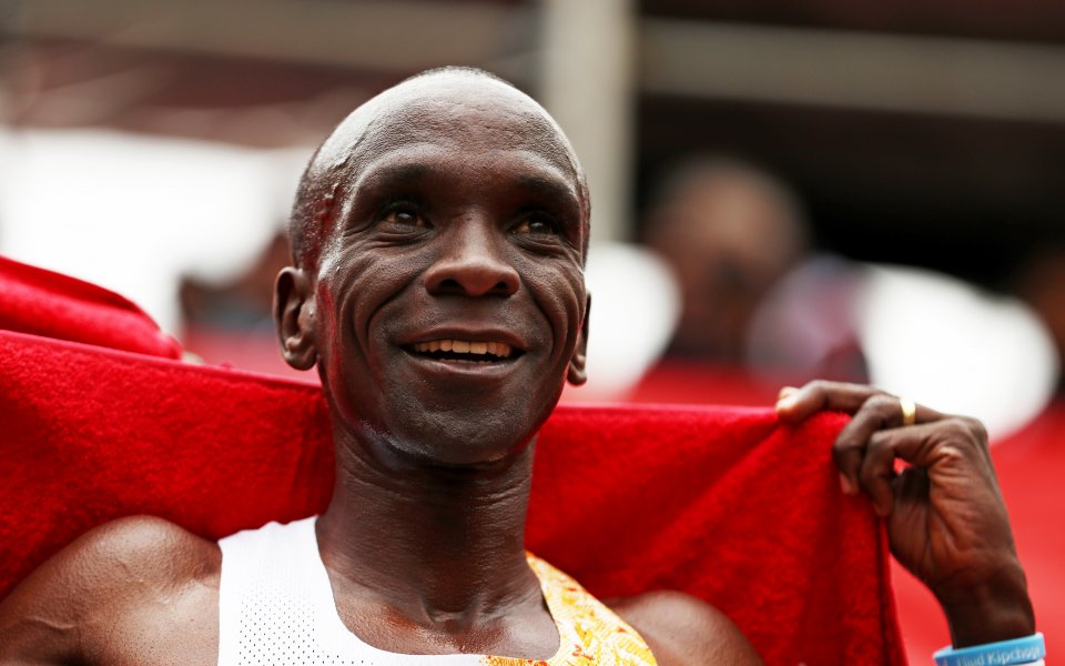 Елиуд Кипчоге стана първият мъж в света, който завършва маратонско