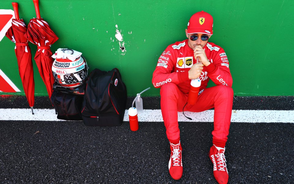 Пилотът на Ферари във Формула 1 Шарл Льоклер получи 15-секундно