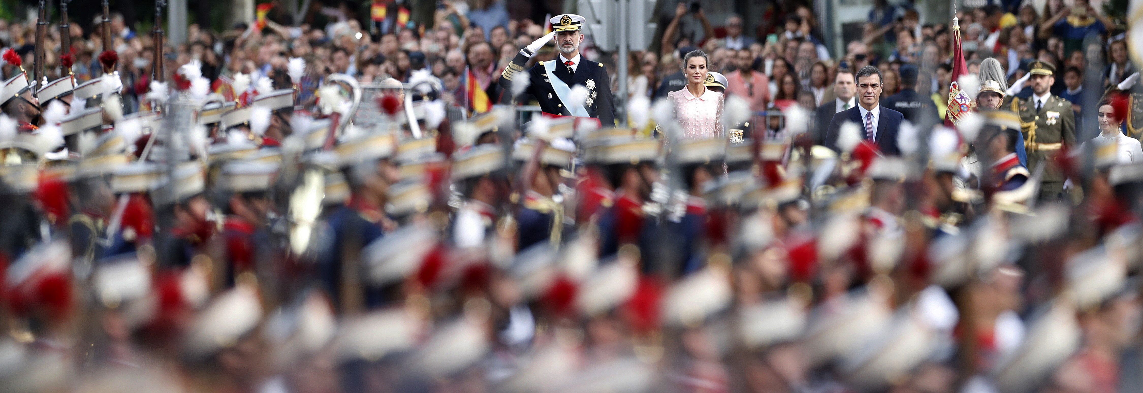 Испанското кралско семейство на военния парад на националния празник на страната