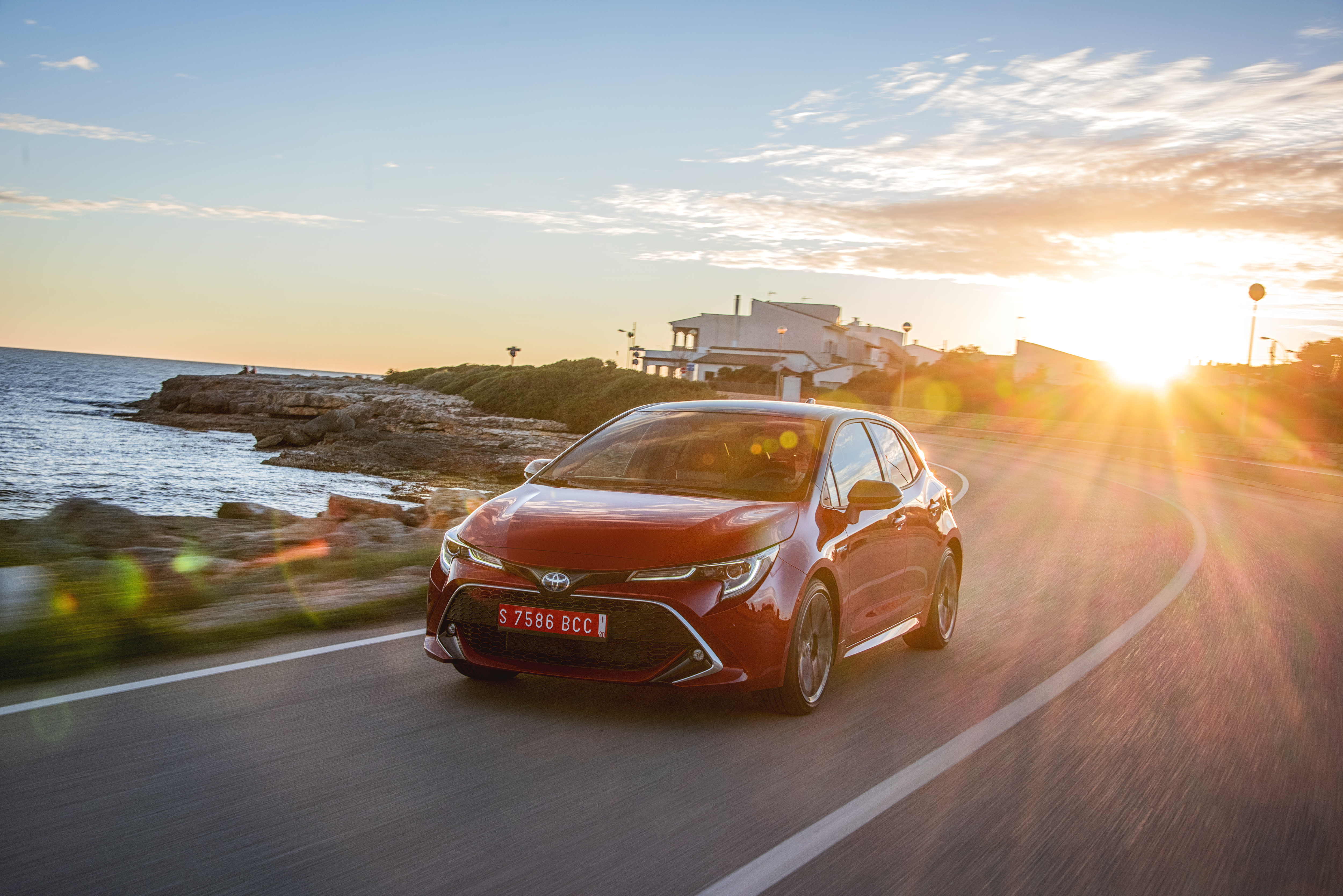 Хибридното трио на Toyota: Corolla, RAV4 и Camry