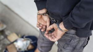 Задържаха трима мъже за наркотици при акция на полицията край