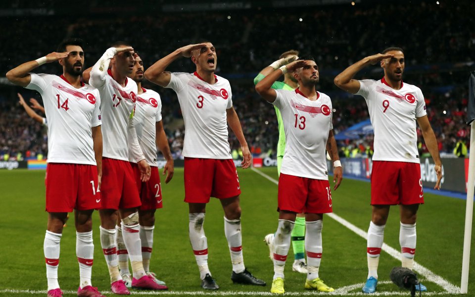 УЕФА разследва военен поздрав от играчите на Турция по време