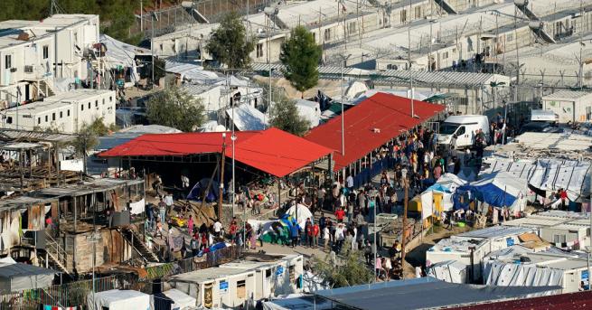 Гръцките власти евакуират бежанци от пренаселения с мигранти лагер на