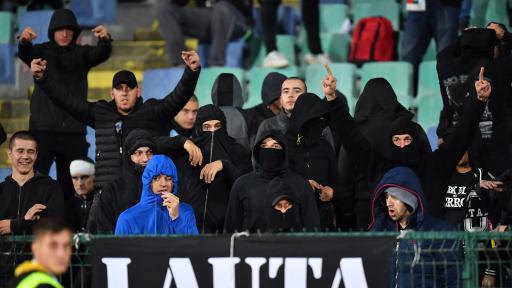  Задържаха петима почитатели за расистки обиди 