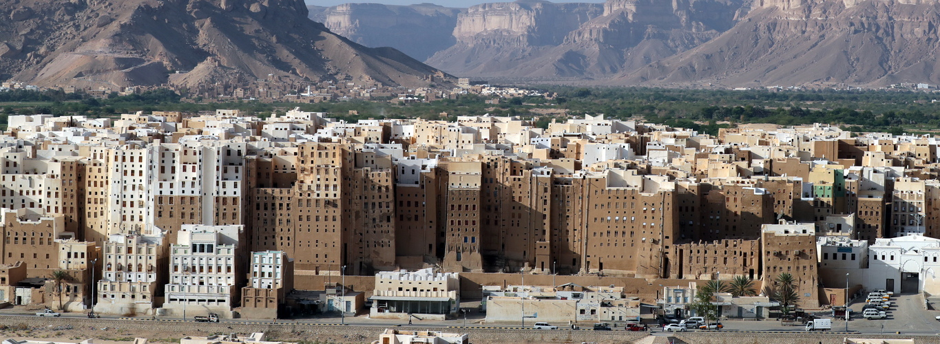 <p>Общ изглед на &bdquo;небостъргачите&ldquo; от глина в древния град Шибам, Йемен.</p>
