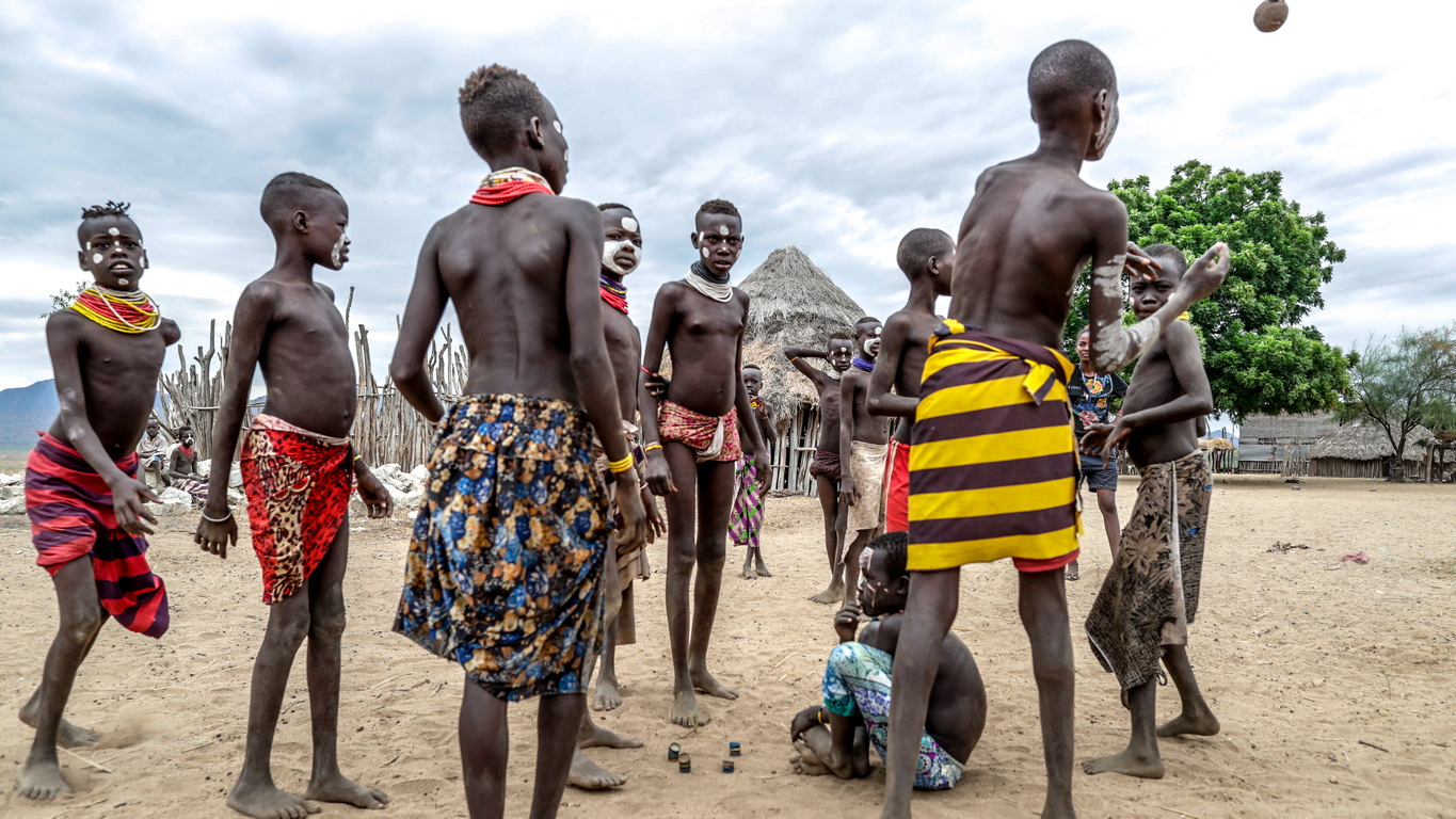 <p>Деца от племето Кара (или Каро) играят в своето село, разположено по поречието на река Омо, в Южна Етиопия.</p>