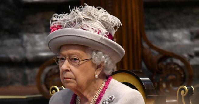 Заобиколена от съветници, британската кралица Елизабет Втора се готви в
