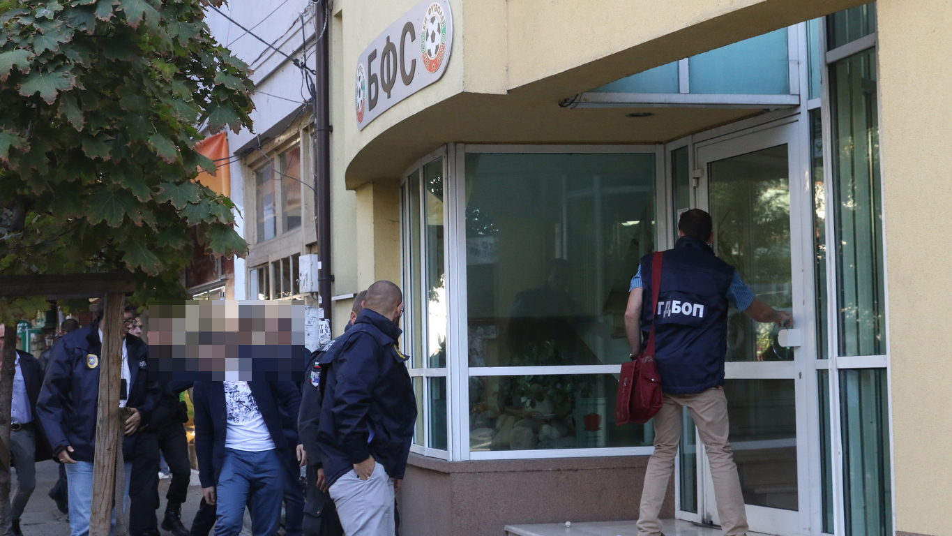 Екипи на Главна дирекция „Борба с организираната престъпност” влязоха в офисите на „Българския футболен съюз”.