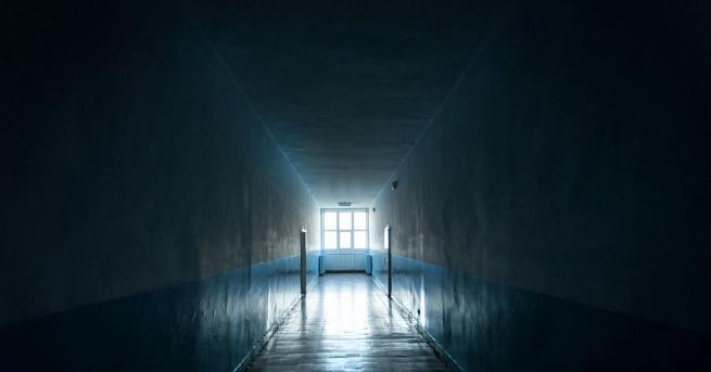 Падаща мазилка и стари легла посрещат болните в отделението по