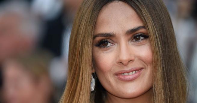 Актрисата сподели гола снимка в Instagram за да отпразнува 12 милионния